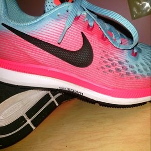 *Worn Twice, Like New* Women’s Nike - Air Zoom Pegasus 34 Running Shoes